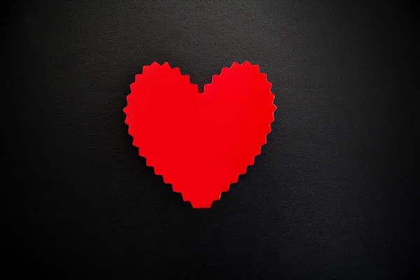 Papel corazón sobre fondo negro — Foto de Stock