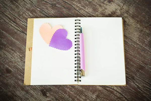Notizbuch mit Herz. Nachricht an den Liebhaber am Valentinstag senden. — Stockfoto