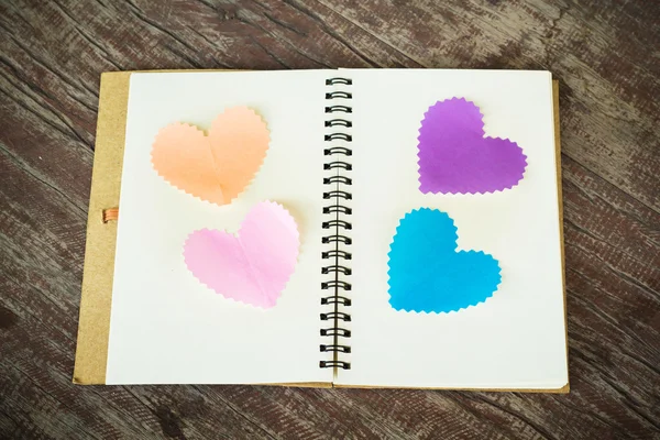 Anteckningsbok med hjärta. Skicka meddelande till din älskare i alla hjärtans dag. — Stockfoto
