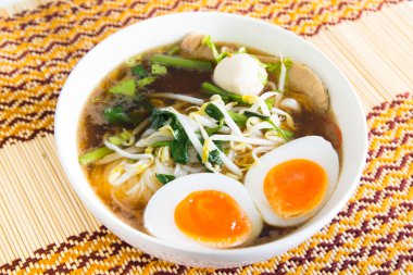 köfte ve masa üzerine haşlanmış yumurta ile Tay şehriye