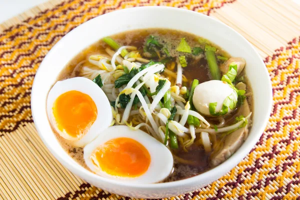 泰国面条与肉丸子和桌上的水煮的蛋 — 图库照片