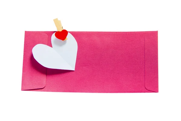 Сердечная бумага с деревянной скрепкой и послом — стоковое фото