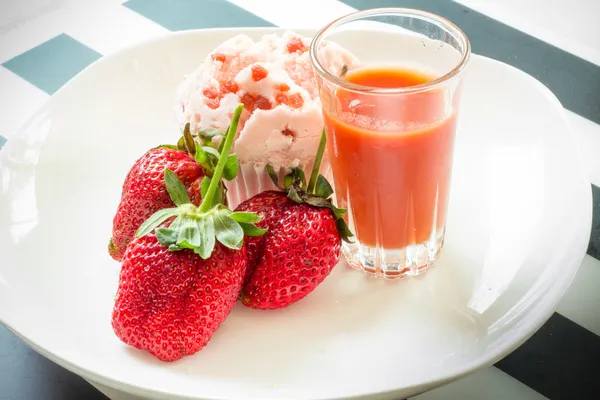 Strawberry cup cake and juice on a white plate — Stock Photo, Image