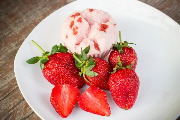 Jordbær kop kage og frisk frugt på en hvid plade - Stock-foto