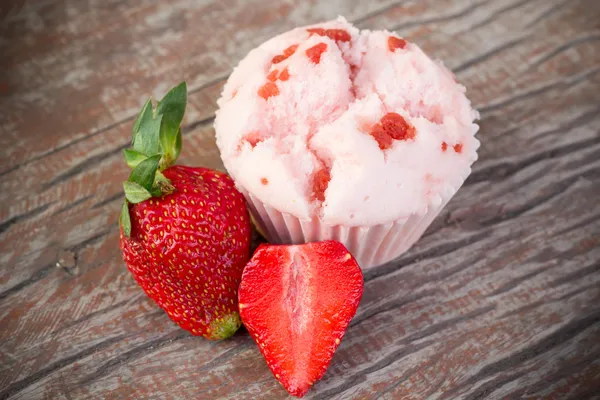 çilekli kek ve beyaz bir tabak taze meyve