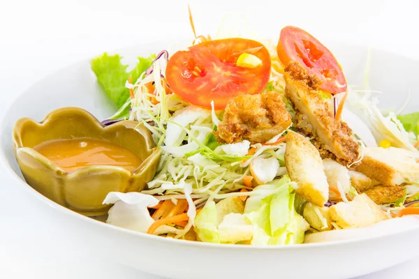 Овощной салат и жареная курица на блюде — стоковое фото