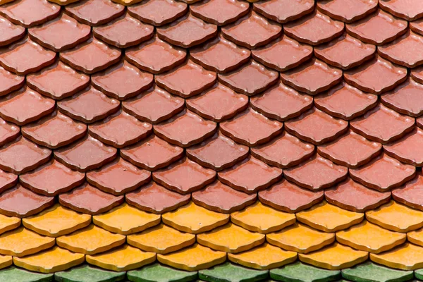 Kolorowy wzór dachu świątyni buddyjskiej — Zdjęcie stockowe