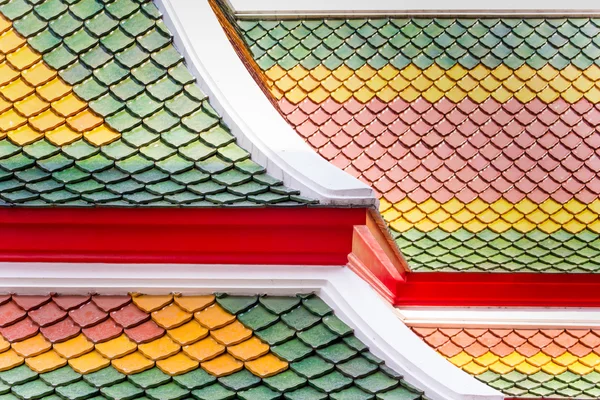 Kolorowy wzór dachu świątyni buddyjskiej — Zdjęcie stockowe