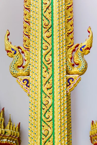 タイ芸術仏教寺院で nagas のヘッド王の黄金. — ストック写真