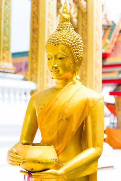 Escultura de Buda dourado em templo tailandês — Fotografia de Stock