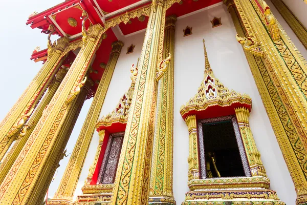 The pediment of the temple, Thailand, This is a Buddhist temple — Stock Photo, Image