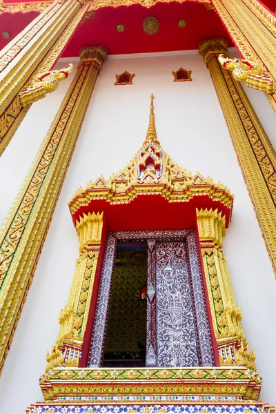 Thais Boeddhistische tempel. Thaise kunst van het venster — Stockfoto