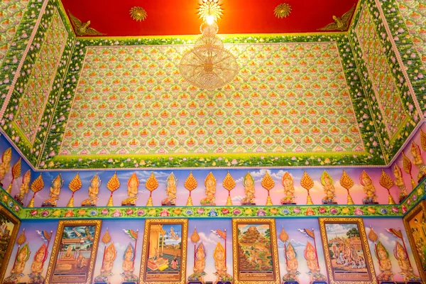 De elegante van Thaise kunst interieur binnen de boeddhistische tempel — Stockfoto
