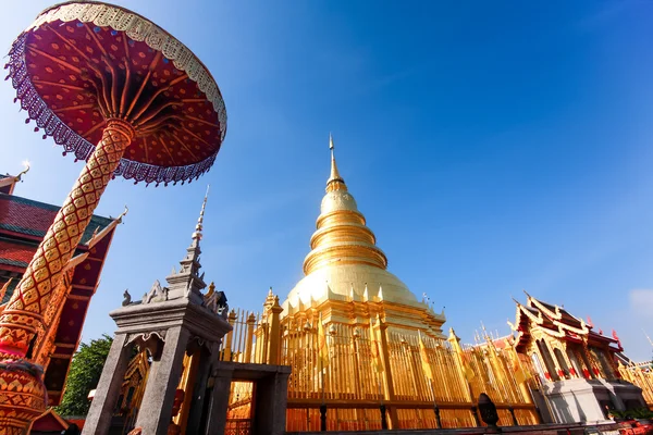 Pagode dourado em Phra guerra que Hariphunchai templo, Lamphun Tailândia . — Fotografia de Stock