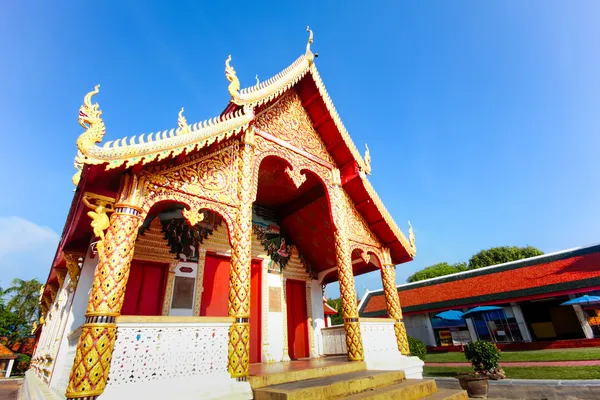 戦争 phra で黄金パゴダそのハリプンチャイ寺、ランプーン タイ. — ストック写真