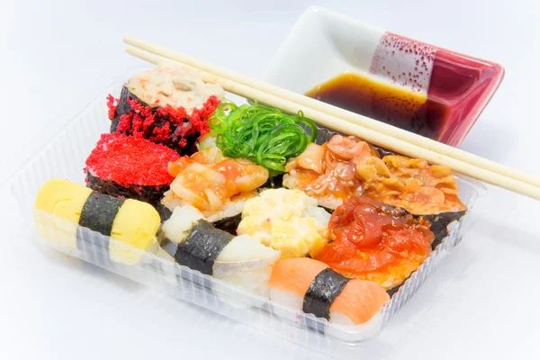 プレートにおいしい日本の寿司 — ストック写真