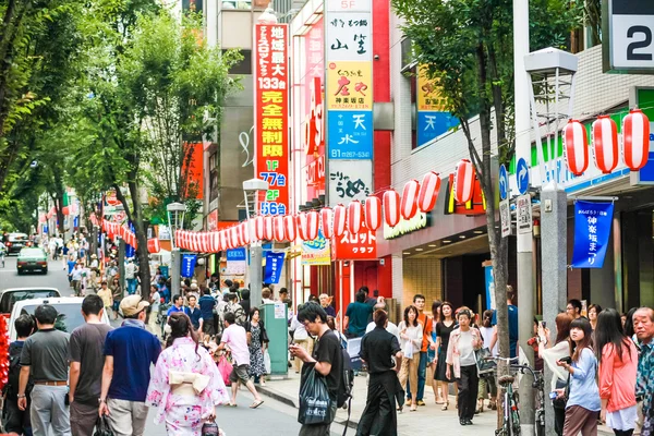 Banyak orang yang menunggu untuk festival tari Awa Odori pada 23 Juli 2011 di jalan Kakurazaka di Tokyo, Jepang . — Stok Foto