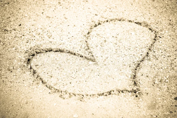 Сердце на песке — стоковое фото