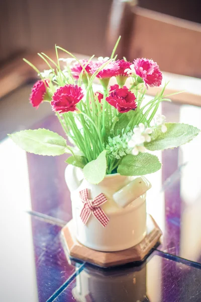 Vaso de flores na mesa — Fotografia de Stock