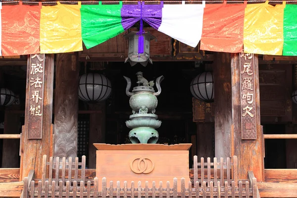 Antigo pavilhão de madeira no templo de Hasedera, Nara, Japão — Fotografia de Stock