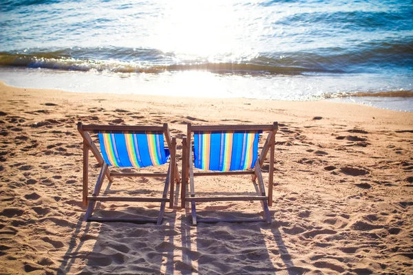 Couple of beach chairs on Pattaya beach in Thailand — Stock Photo, Image