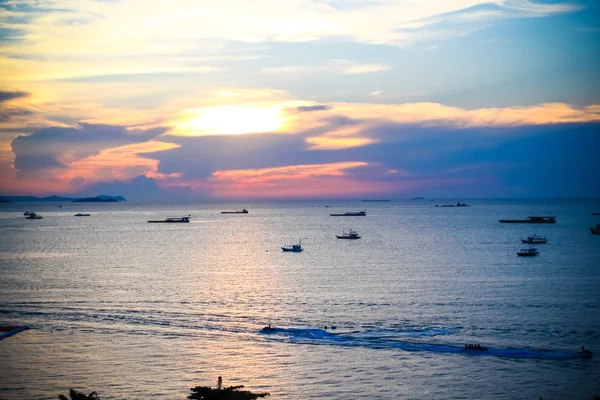 Coucher de soleil sur la plage de Pattaya à l'heure du crépuscule — Photo