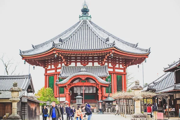 Os japoneses estão entrando no templo de Hasedera, o famoso templo em Nara, Japão — Fotografia de Stock