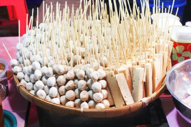 buharda pişmiş et topa sopa Taylandlı sokak gıda