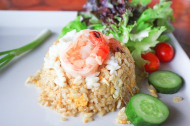 Kızarmış karidesli pilav