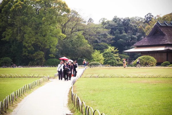 I viaggiatori sono in visita a Koraku-en in Okayama, Giappone — Foto Stock