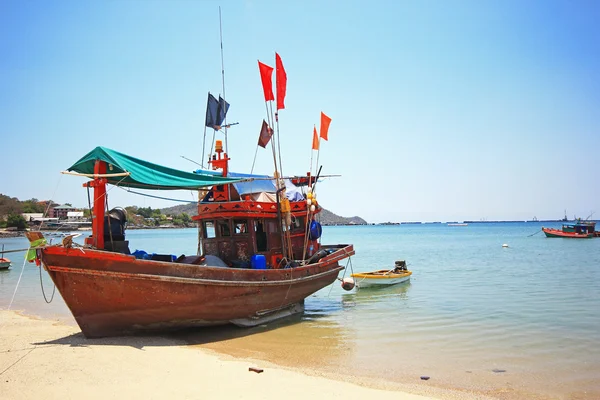 Barco de madeira tailandesa para a pesca na praia — Fotografia de Stock