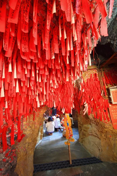 Papel chino para bendecir algo desea en templo chino — Foto de Stock