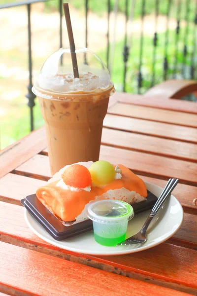Café gelado e bolo de melão crape — Fotografia de Stock