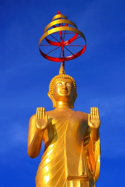 Zlatý velký stojí buddha s modrou oblohou — Stock fotografie