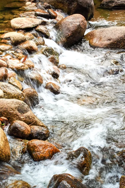 Vattenfall i skogen i chanthaburi, thailand — Stockfoto