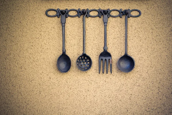 Set de utensilios de cocina colgados en la pared — Foto de Stock