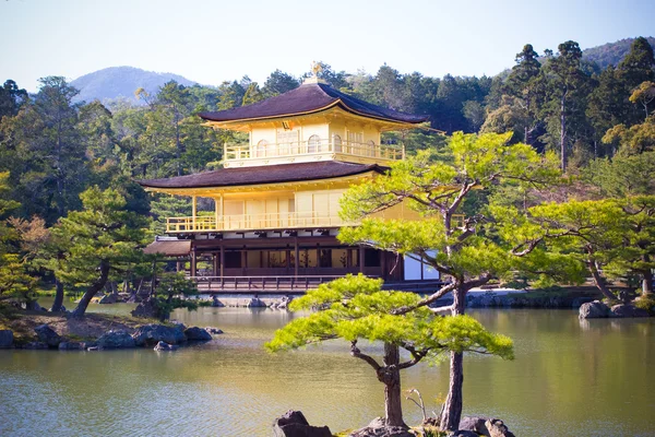 Храм Кинкакудзи (Золотой павильон) в Киото, Япония — стоковое фото