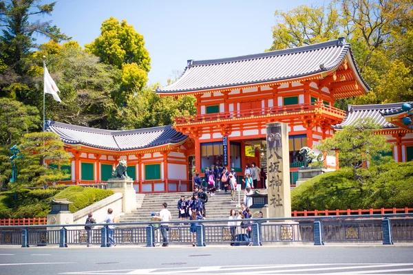 Bramy głównej yasaka sanktuarium w Kioto, w Japonii na 15 kwietnia 2014. — Zdjęcie stockowe