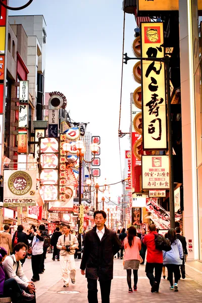 Pemandangan kota dari pusat perbelanjaan Shinsaibashi pada 18 April 2014 di Osaka, Jepang . — Stok Foto