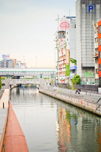 Вид города на торговый центр Shinsaibashi 18 апреля 2014 года в Осаке, Япония . — стоковое фото