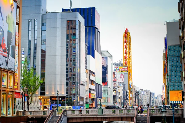 Вид города на торговый центр Shinsaibashi 18 апреля 2014 года в Осаке, Япония . — стоковое фото