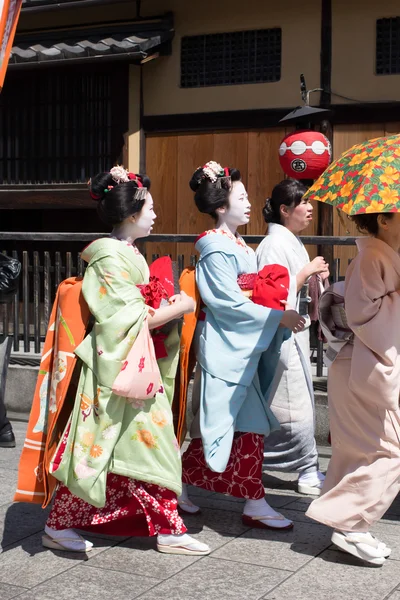 Tradycyjne gejsze chodzą przechodzą na ulicy w kyoto w dniu 15 kwietnia 2014 r. w kyoto gion, Japonia. — Zdjęcie stockowe