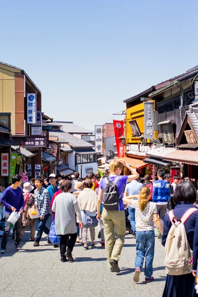 A lot of people ar walking at the traditional shopping street, Sannen-Zaka, in front of Kiyomizu temple — Stock Photo, Image