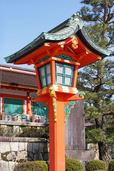 Lanternas de madeira no santuário de Yasaka — Fotografia de Stock