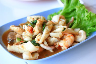 karışık deniz ürünleri ve ekşi baharatlı salata. (Tayland gıda)