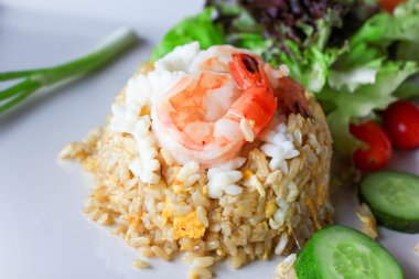 Kızarmış karidesli pilav.