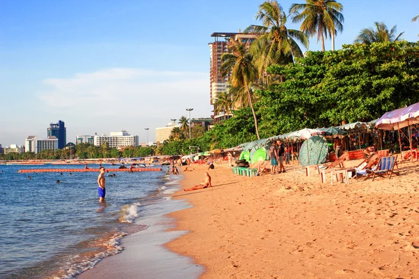 insanlar plaj boyunca 26 Nisan 2014 üzerinde yürürken pattaya, Tayland.