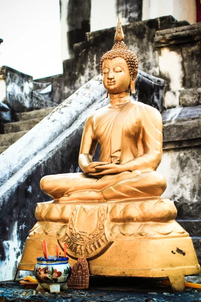 Starověké malá socha Buddhy na wat phra yuen v Lamphunu — Stock fotografie