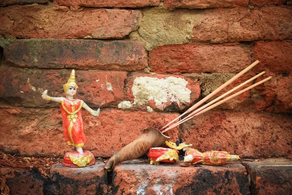 Boneca de dança tailandesa para abençoar no templo budista com a antiga parede de tijolos . — Fotografia de Stock