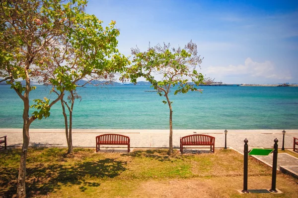 Кресло с морем на таиландском острове Сричанг — стоковое фото